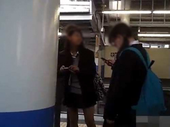 【盗撮動画】削除注意！こんがり日焼けスレンダーな制服美少女パンチラが例の伝説の撮り師作だという事実の画像