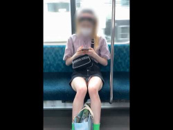 【盗撮動画】電車で俺の対面に座ったギャルちゃん、ずっとパンティ丸見えで俺のこと誘ってんのか...の画像