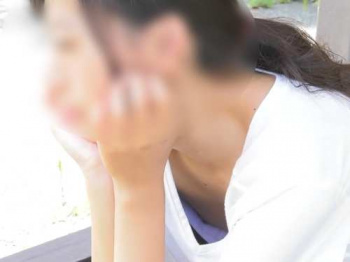 【盗撮動画】絵になる黒髪美女さん、よく見ると乳首が丸見えになっている胸チラ盗撮動画なのかこれは？の画像
