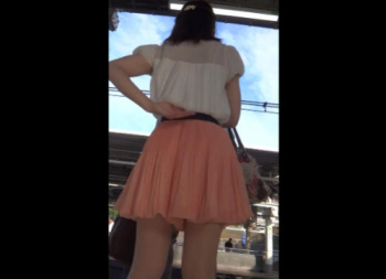 【盗撮動画】背中からブラ紐透けさせて電車待ち中のJDパンチラ！電車に乗ってからが本番ですの画像