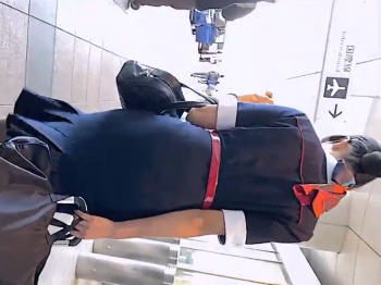 【盗撮動画】上玉CAのタイトスカ尻のエロさは異常！この後パンチラも鮮明に撮られてるぞの画像