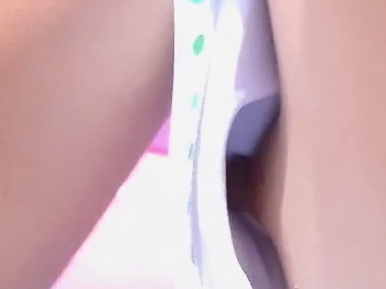【盗撮動画】乳首見え確認！若い水着ギャル中心に精度の高い胸チラ盗撮を繰り返す謎の人物の画像