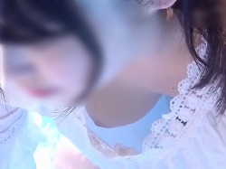 【盗撮動画】どういう状況だよ！？スーパーボールすくいに興じる巨乳娘の胸チラ盗撮の画像