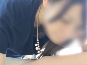 【盗撮動画】見逃し厳禁！胸チラ史上最強に可愛い素人娘の無防備な胸元をガン見不可避の危険映像の画像
