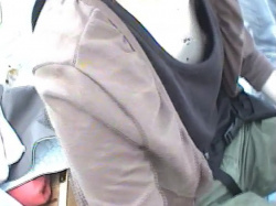 【盗撮動画】フリマでガチ胸チラ盗撮事案！まさかこの貧乳女子達も乳首を盗み撮られるなんて夢にも思ってないだろうなの画像
