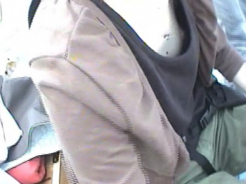 【盗撮動画】フリマでガチ胸チラ盗撮事案！まさかこの貧乳女子達も乳首を盗み撮られるなんて夢にも思ってないだろうなの画像