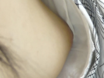 【盗撮動画】2人目の美乳娘必見！静かにうつむく素人娘たちを容赦なく胸チラ盗撮で乳首GET確認の画像