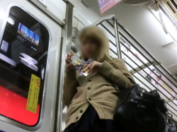 【盗撮動画】芋K好き撮り師さん、激カワ金髪ギャル降臨でパンチラ撮影ガチった結果がこちらの画像