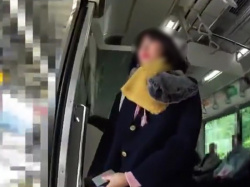 【盗撮動画】黄色マフラーのそこそこ可愛い制服娘パンチラ！こんな娘でもミニスカ生パンという事実の画像