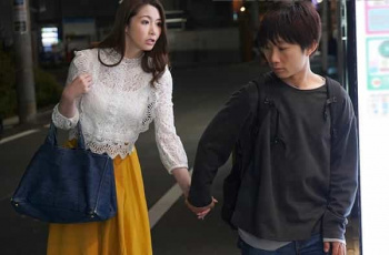 脱童貞性純ドラマ!高身長スレンダーで熟女な常連客に惚れてデートを重ね筆おろし…だがこの四十路美女は人妻で…《三浦歩美》の画像