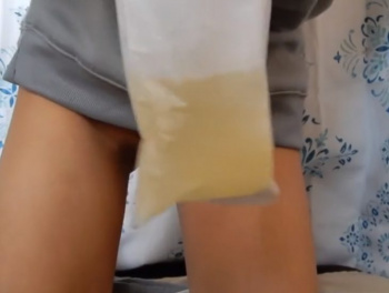 携帯トイレを部屋内で使ってみるという動画の画像