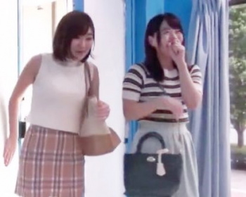 女子大生2人をミラー号に誘って無料エステ⇒際どいタッチでマッサージしていきポルチオ刺激して感じたところで寝バック即ハメの画像