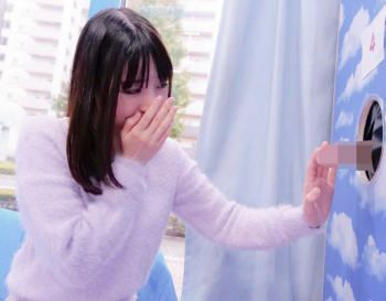＜壁チンポ＞彼女が彼氏の肉棒を当てたら賞金確定！外しまくってミラー越しの彼氏の前で寝取られ濃厚精子を中出しされるｗｗの画像
