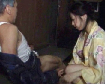 真夏の夜に義父が浴衣姿の息子の嫁と不倫する#8230;旦那が寝た後でこっそり縁側で義父のイチモツを咥え激しく交尾の画像