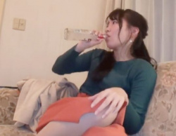 部下の女子に酒を勧めてガンガン飲ませてへべれけ泥酔！職場で一緒に働くOLを脱がしてイタズラするの画像