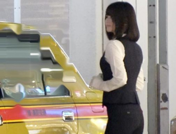 真面目な顔してめちゃくちゃスケベな隠れドMのタクシーお姉さん…美尻ボディを鬼突きされて激しくアクメするの画像