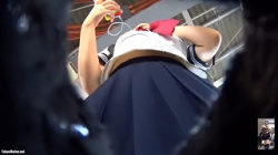 【逆さ撮り盗撮】隙だらけのセーラーJKちゃん達の逆さブラいただきます！の画像