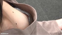 【胸チラ盗撮】胸元にホクロが2つあるオッパイが細すぎて浮きブラで乳首見えの画像