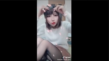 【パンチラ】TIKTOKで見えてる！パンチラしてる女子たちの画像