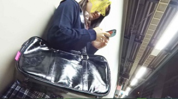 【盗撮】ゆず故障【電車痴漢】顔出し制服JK★興奮か緊張か？まさかの大失禁！★アイドル系★黒髪美少女の画像