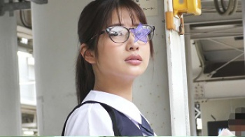 【痴漢盗撮】ゆず故障【電車痴漢】顔出し制服JK★生徒会長確定の完璧なメガネ美少女に遭遇★車内で抵抗も無情の生中出し★トイレの床で鬼畜中出し2連発！の画像
