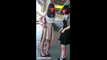 【逆さ撮りパンチラ盗撮 】乃木坂46 北野日奈子ちゃんが駅のホームで仲の良いメンバーの伊藤純奈ちゃんと談笑後にパンツを盗撮された映像の画像