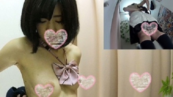 【試着室隠し撮り】古着ショップ店長 この謎が解けるか…?かな~り可愛いじぇ~●さんが「リボンだけ」着けたままブラ試着 僕のお店の試着室78の画像
