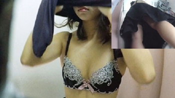 【古着ショップ店長作品】くちびるのエロい質感がたまらないお嬢さんの黒下着&エっロおっぱいブラ試着 僕のお店の試着室80【着替え盗撮】の画像