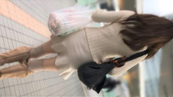 【絶対的美少女ハンター作品】ZBH-080 完全セレブ妻の際どすぎるマイクロミニに食い込みまくりのTバック!【パンチラ盗撮】の画像