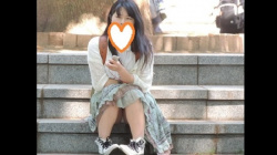 【ＹＵＫＩ】お座りお姉さん発見！！（ＦＨＤ）大変です！！パンツが見えてますよ１８【パンチラ盗撮】の画像