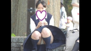 【YUKI作品】制服姿の可愛いコを発見!!(FHD)大変です!!パンツが見えてますよ17【JKパンチラ盗撮】の画像