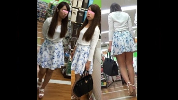 【ドリーム作品】【超刺激】お店の中でしゃがむとスカートの中身がモロ見えちゃってます!!【パンチラ盗撮】の画像