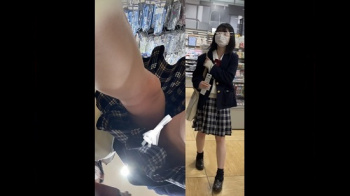 【蟻目作品】#28 浜辺美○似!可愛い顔して中身は意外と#8230;!な美少女JKちゃんの逆さ撮り風景【JKパンチラ盗撮】の画像