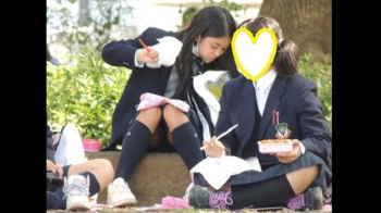 【YUKI作品】制服姿の可愛いコを発見!!(FHD)大変です!!パンツが見えてますよ21【JKパンチラ盗撮】の画像
