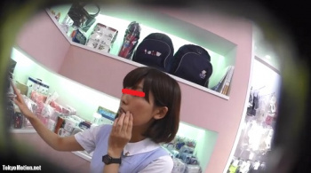 【逆さHERO】【パンチラ盗撮】 店員撮り17!皆大好きベビー服売り場店員さんの純白パンティ!の画像