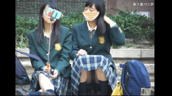 【パンチラ盗撮】【五つ星パンティ】お友達と二人でパンティ合戦!初公開!の画像