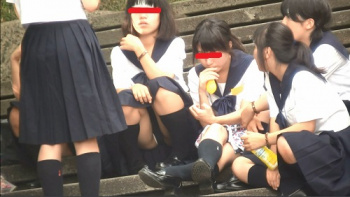 【パンチラ盗撮】【アイドル予備軍】JKの集りには生やハミパンがいるの画像