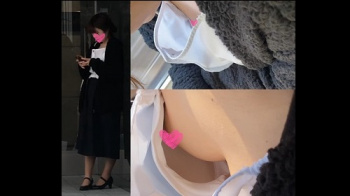 【胸チラ盗撮】【とんび】[電車・胸チラ]小柄で大人しそうな女子のブラトップ浮き乳首[顔有]の画像