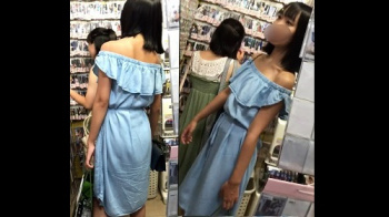 【パンチラ盗撮】【わんぱく液】肩出しロングワンピース女子にカメラ突っ込み逆さ撮りの画像