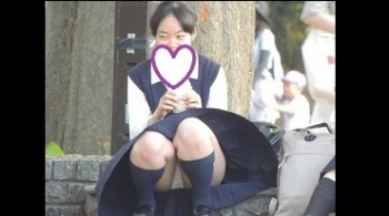 【パンチラ盗撮】【YUKI】制服姿の可愛いコを発見!!(FHD)大変です!!パンツが見えてますよ17の画像