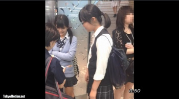 【パンチラ盗撮】【ichigogara】逆さ&めくり(制服編) No.1の画像