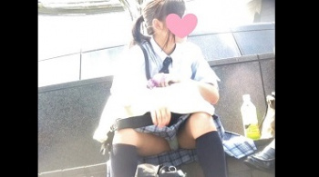 【パンチラ盗撮】【アイドル予備軍】【レア】丸見えに気付いてないJKの画像