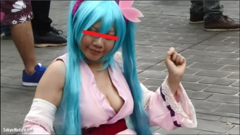 【コスプレイヤー盗撮】巨乳レイヤーが完全にオッパイ見せにいってる胸チラ動画の画像