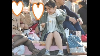 【パンチラ盗撮】【YUKI】お座りお姉さん発見!!(FHD)大変です!!パンツが見えてますよ24の画像