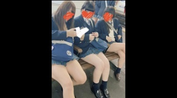 【パンチラ盗撮】【ナチュラルパーパー】集団の青、めくれの赤の画像