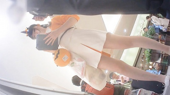 【パンチラ盗撮】【コス生】【ハロウィンコンパニオン】ハロウィンでお菓子配りをしていた携帯会社のコンパニオンのスカートの中にカメラを差し込んできたの画像