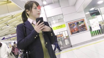 【痴漢盗撮】【ゆず故障】【電車痴漢】顔出し制服JK★神レベル美少女★食い込み白Tバック★禁断のタンポン引っこ抜き★便乗痴漢1名ありの画像