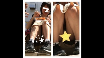 【パンチラ盗撮】【パンダ大王】衝撃のマンスジも・・・全編パンチラ!超接近した純白パンティ階段もっこりパンチラ305の画像