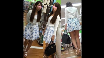 【パンチラ盗撮】【ドリーム】【超刺激】お店の中でしゃがむとスカートの中身がモロ見えちゃってます!!の画像