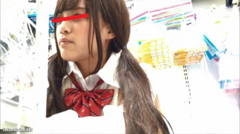【パンチラ盗撮】【ホワイトココア】ロリ系制服○kちゃん パンツの柄まで鮮明くっきり!しゃがみM字パンチラ スマホで撮り放題の画像